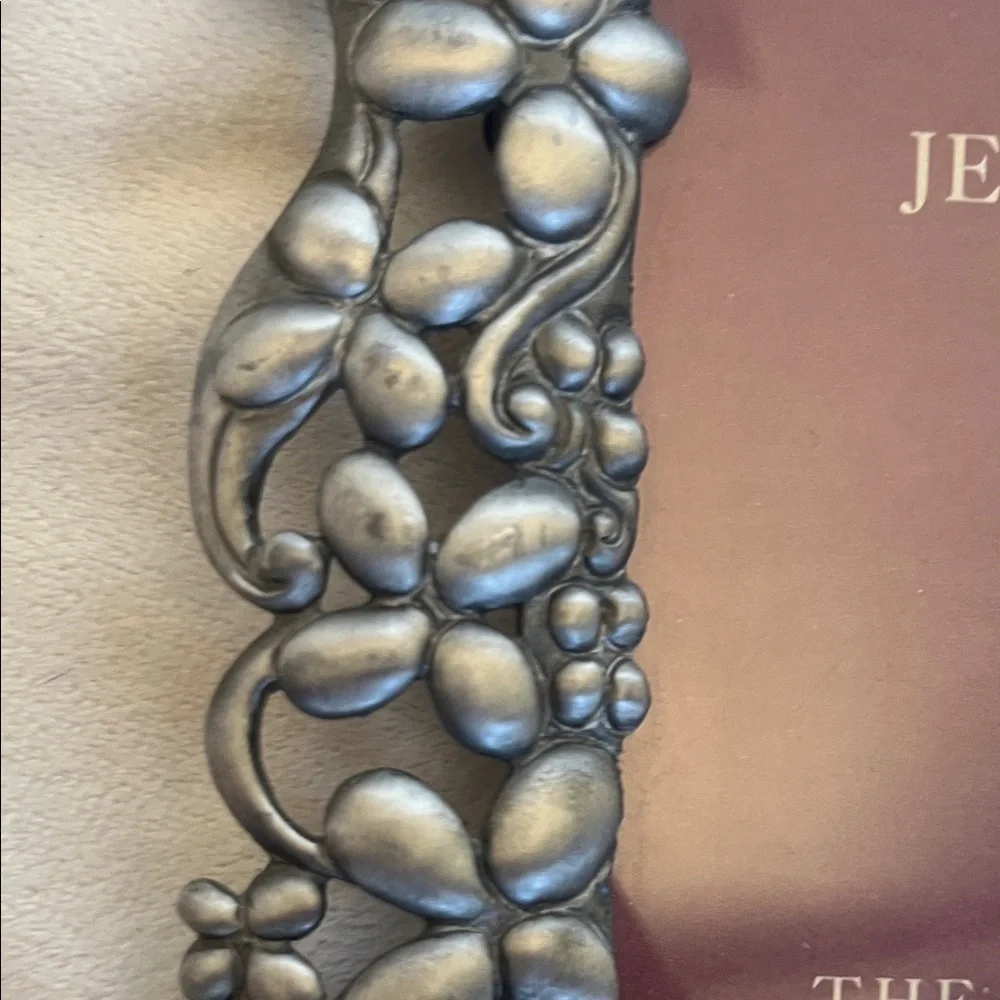 Jennifer Moore Victorian Metal Frame in Silver